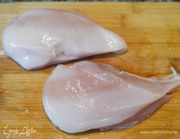 Куриные грудки вымойте, обсушите. При необходимости удалите кожу и кости.