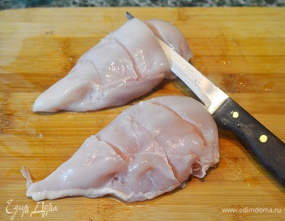 Сделайте надрезы по всей грудке на расстоянии около 1,5 см.