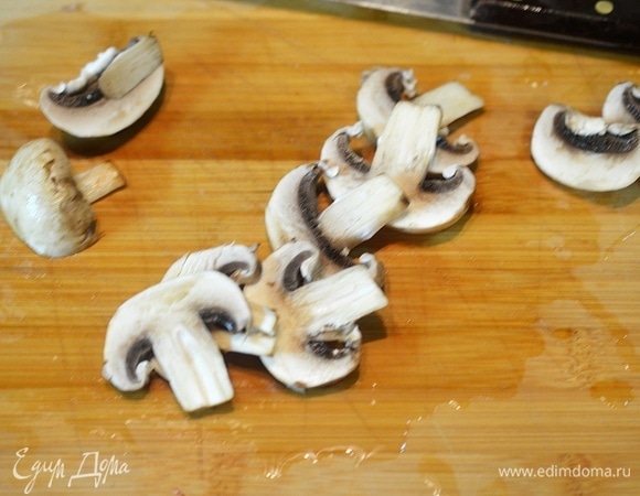 Шампиньоны и сыр нарежьте пластинками.