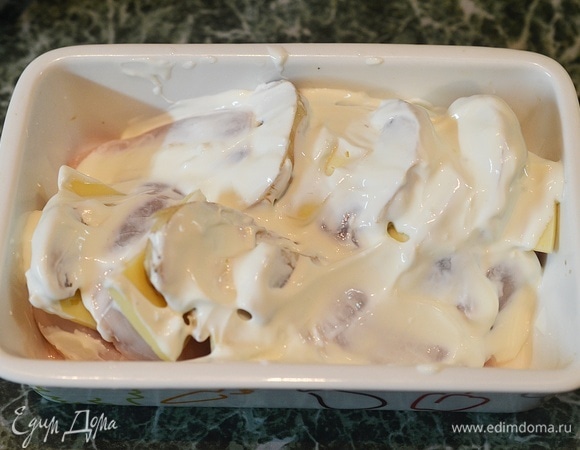 Смажьте куриные грудки сметаной. Запекайте в разогретой до 180°C духовке 45 минут.