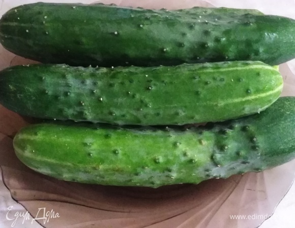 Огурцы промыть. Обрезать кончики.