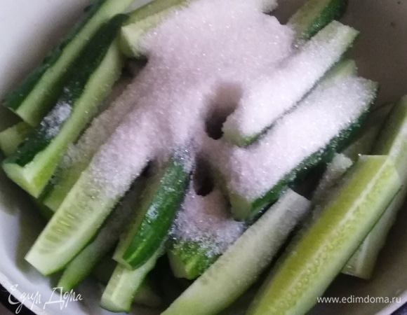 Нарезать дольками, посыпать сахаром и солью. Хорошо перемешать, оставить на 20 минут, до выделения сока. В процессе изредка помешивать.