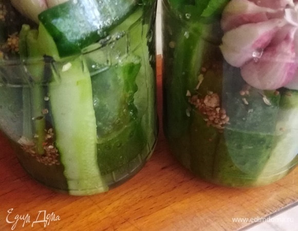 Разложить по чистым банкам. Сверху выложить специи, чеснок, зелень.