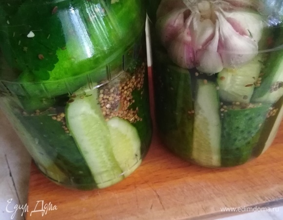 В оставшийся сок от огурцов добавить воду, вскипятить. Залить рассолом банки, прикрыть крышками, оставить на 20 минут. Снова слить рассол, прокипятить и оставить еще на 20 минут. Слить, довести до кипения. Выключить огонь. Добавить уксусную эссенцию, разлить рассол по банкам.