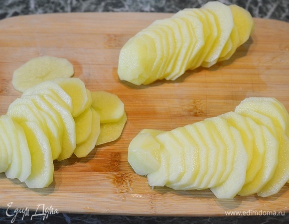 Картофель почистите и нарежьте тонкими кружками.