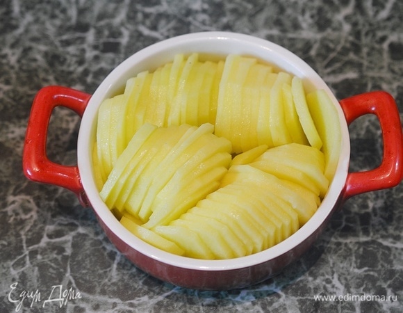 Выложите ломтики картофеля так, как показано на фото.