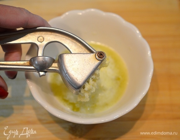 Добавьте соль и измельченный чеснок.