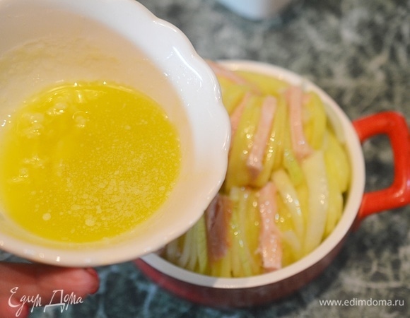 Полейте картофель ароматным маслом.