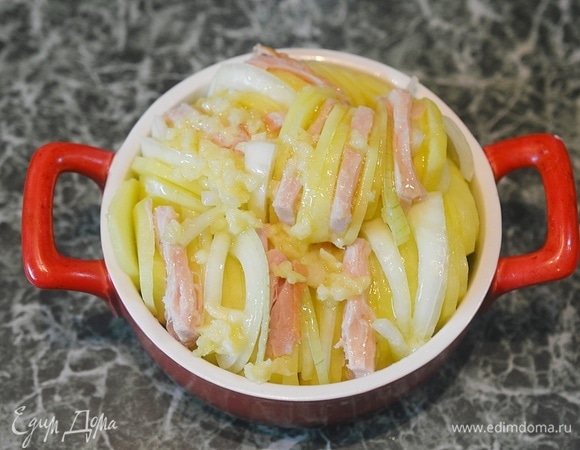 Запекайте в разогретой до 180°C духовке около 40 минут. Чтобы верх блюда не подгорел, можно накрыть фольгой.