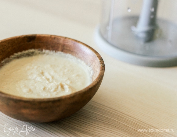 Для тахини кунжут нужно немного подсушить на сухой сковороде и перемолоть в измельчителе вместе с оливковым маслом до состояния однородной массы.