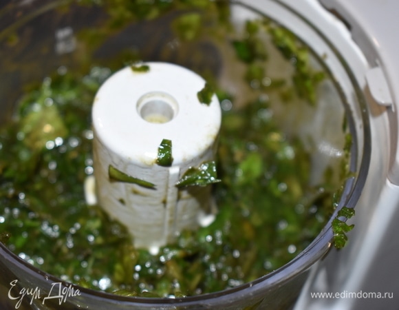 Измельчите листья базилика в блендере с добавлением оливкового масла.