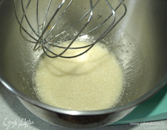 Все продукты должны быть комнатной температуры. Духовку разогреть до 180ºС. Изюм залить теплой водой на 15 минут. Воду слить, изюм просушить бумажными полотенцами и обвалять в муке. Муку просеять, смешать с разрыхлителем и ванильным сахаром. Яйца взбить с сахаром и солью, добавить растительное масло и кефир, хорошо взбить. Сахар лучше добавлять по своему вкусу — увеличить количество или уменьшить.