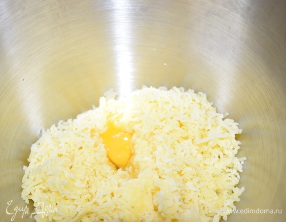 Теперь приготовим наши картофельные ньокки. Самое главное — делать их очень быстро, чтобы тесто не успело размякнуть. Таким образом ваши ньокки останутся нежными на вкус. Разомните сваренный остывший картофель и положите в него 1 яйцо.