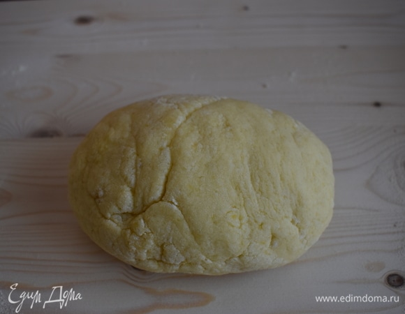 Выложите тесто на рабочую поверхность и скатайте в шар.