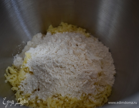 Добавьте в смесь муку и щепотку соли.