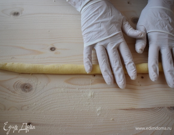 Отрежьте от шарика небольшое количество теста и раскатайте в тонкую колбаску толщиной приблизительно 1 см.
