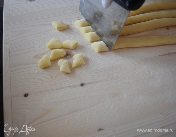 Нарежьте ньокки размером 2 см специальной резкой для теста, чтобы изделия не помять. Я для удобства резала сразу 3 колбаски.