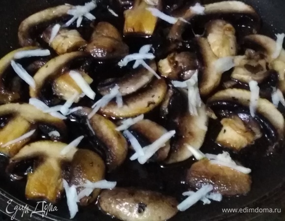 Грибы нарезать, обжарить на растительном масле. Посыпать натертым на крупной терке чесноком.