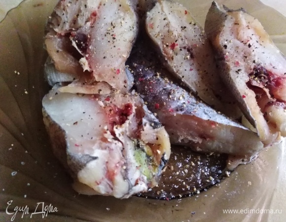 Рыбу почистить, нарезать порционными кусками, посолить, посыпать перцем. По желанию сбрызнуть лимонным соком.