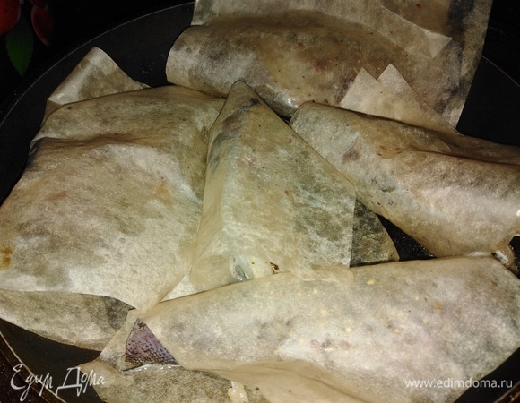 Завернутую рыбу выложить на сковороду.