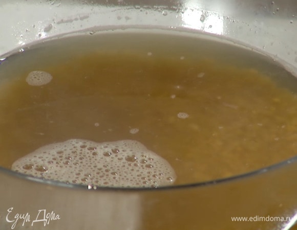 Булгур залить горячим бульоном, так чтобы он был покрыт, и дать настояться.