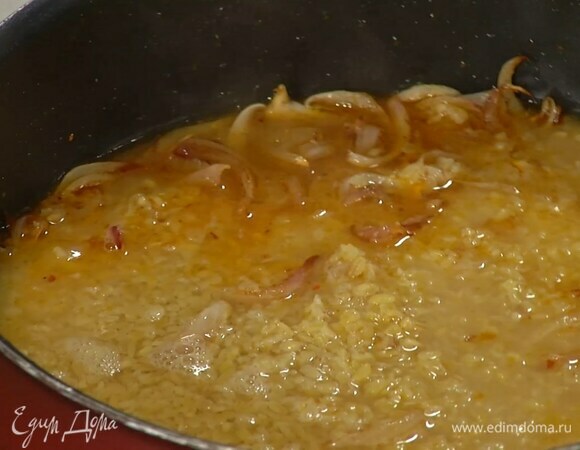 Добавить в сковороду набухший булгур, все посолить, влить еще немного горячего бульона, выключить огонь и накрыть крышкой.