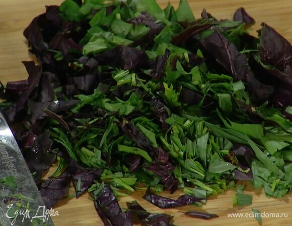 Петрушку и базилик крупно порезать и всыпать к булгуру.