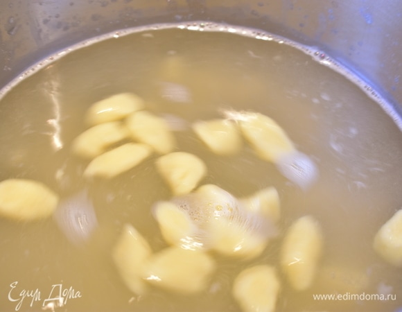 Доведите подсоленную воду до кипения, опустите ньокки в кипящую воду. Как только они начнут всплывать, доставайте, помогая себе шумовкой.