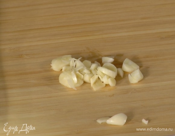 Весь чеснок почистить, два зубчика мелко порубить.
