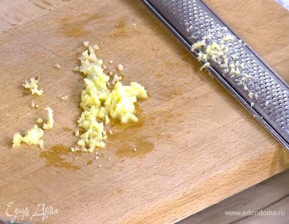 Часть имбиря почистить и натереть на мелкой терке (должны получиться 2 ч. ложки).