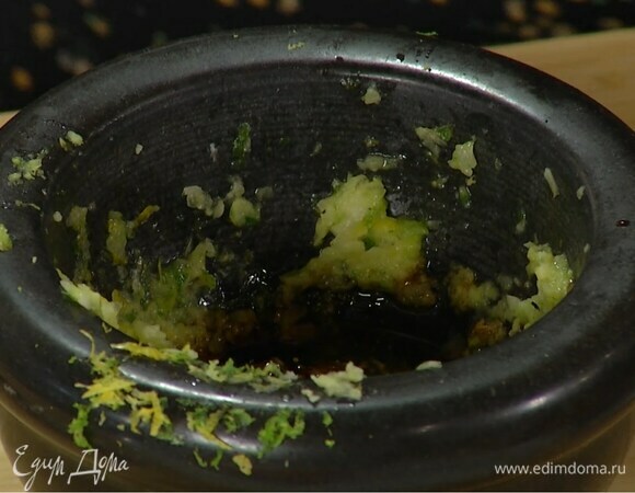 Приготовить маринад: в ступке соединить измельченный чеснок, цедру лайма и лимона, все посолить и растереть, добавить натертый имбирь и еще раз растереть, затем влить 2 ч. ложки соевого соуса, 1 ч. ложку сиропа агавы и оливковое масло, все перемешать.