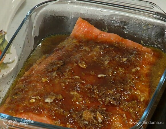 Семгу поместить в форму для запекания кожей вниз, сверху равномерно выложить маринад, полить соком лимона и лайма и оставить при комнатной температуре на 30 минут.