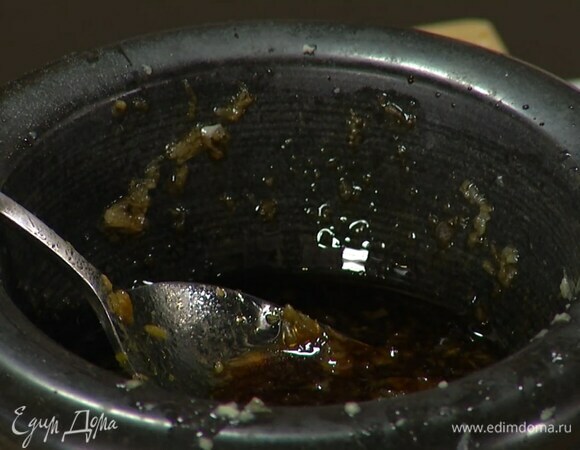 Приготовить глазурь: в ступке соединить натертый имбирь, два зубчика чеснока, соль и все растереть, затем влить наршараб, сок лайма, оставшийся соевый соус и сироп агавы, все перемешать.