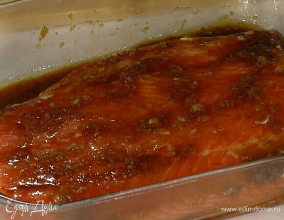 Замаринованную рыбу полить глазурью и запекать в разогретой духовке 20–25 минут.