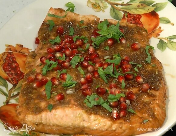 Готовую рыбу посыпать гранатом и измельченной мятой.