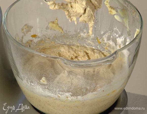 Предварительно размягченное сливочное масло, тростниковый и ванильный сахар выложить в чашу комбайна и взбить насадкой-венчиком на невысокой скорости, затем, продолжая взбивать, по одному добавить яйца, всыпать измельченный миндаль, муку и разрыхлитель и вымешать все в однородную массу.