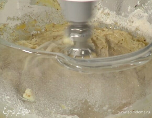 Влить молоко и взбить еще немного.