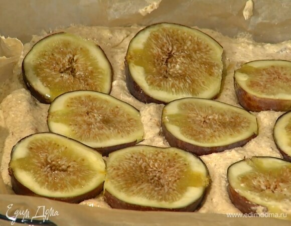 Инжир разрезать пополам и выложить на тесто срезами вверх.