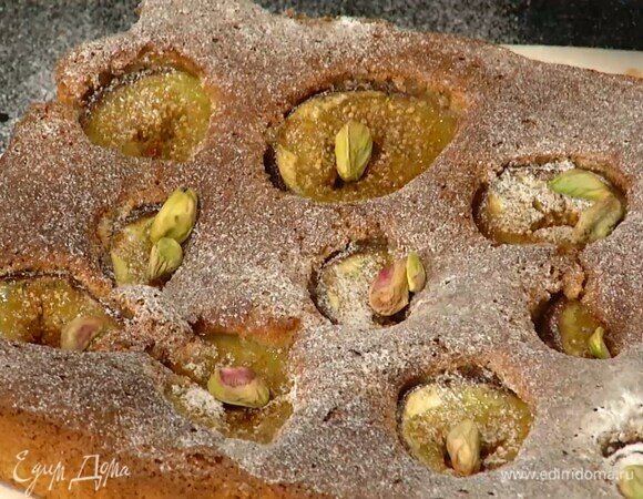 Выпекать пирог в разогретой духовке 40 минут.