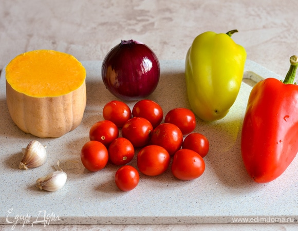 Подготовим овощи. Чеснок оставляем в шелухе. Лук разрезаем на 8 частей. Болгарский перец — пополам, убираем семена. Тыкву нарезаем крупными кусками.