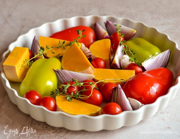 Выкладываем овощи в форму для запекания. Поливаем оливковым маслом и кладем веточки тимьяна. Если используете сушеный тимьян, то насыпьте буквально маленькую щепотку, много не нужно.