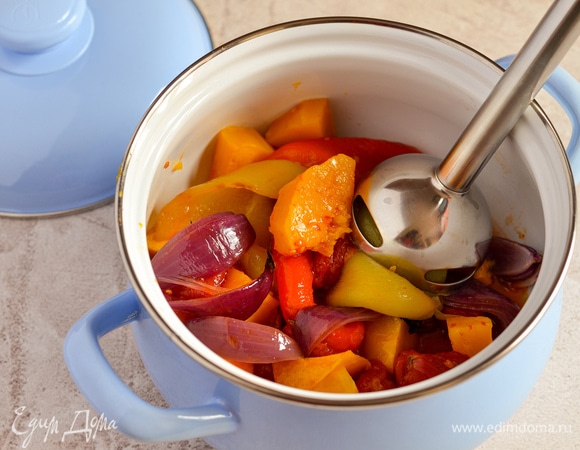 Перец, томаты, тыкву и чеснок очищаем от шкурки. Тимьян убираем. Кладем все овощи и сок после запекания в кастрюлю.