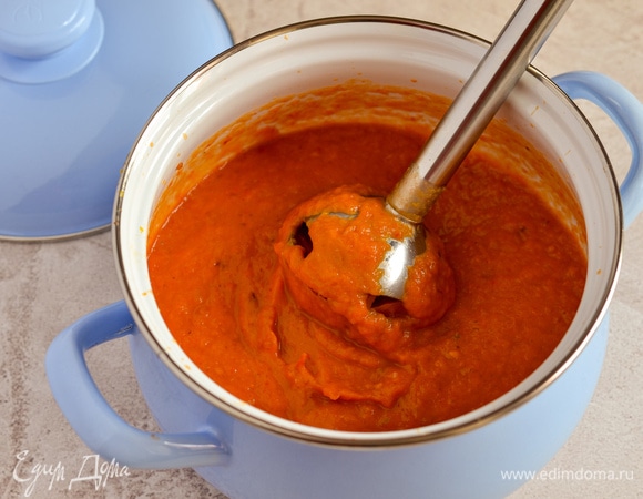 Пюрируем овощи до однородности. Добавляем воду или бульон, регулируя густоту. Доводим до кипения на плите. Солим по вкусу, но не забываем, что бекон тоже соленый. При необходимости для регулирования вкуса добавляем немного сахара или пару капель уксуса бальзамического. Я ничего дополнительно не добавляла. Но тут многое зависит от вкуса овощей.