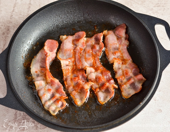 Бекон обжариваем с двух сторон на сухой сковороде до румяности.