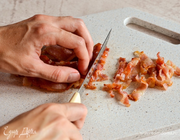 Нарезаем бекон соломкой. Суп разливаем по тарелкам и сверху кладем бекон. Приятного аппетита!