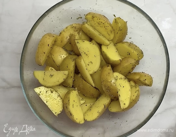 Выкладываем в глубокую емкость и добавляем масло, соль, специи. Хорошо перемешиваем.