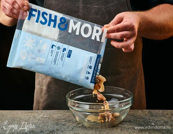 Предварительно разморозьте морской коктейль Fish&More по инструкции, указанной на упаковке.
