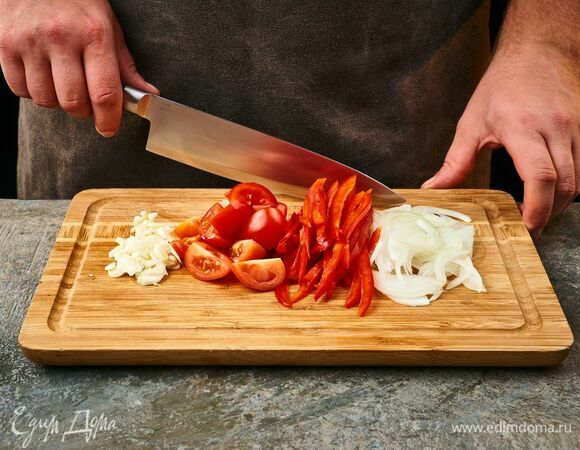 Лук и чеснок мелко порубите, болгарский перец нарежьте соломкой, помидоры черри разрежьте на 4 части.