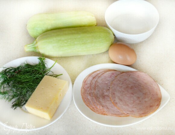 Подготовьте продукты. Вымойте кабачки и освободите их от кожуры.