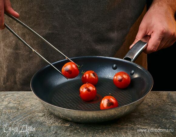 Помидоры черри обжарьте на сухой сковороде до румяности.